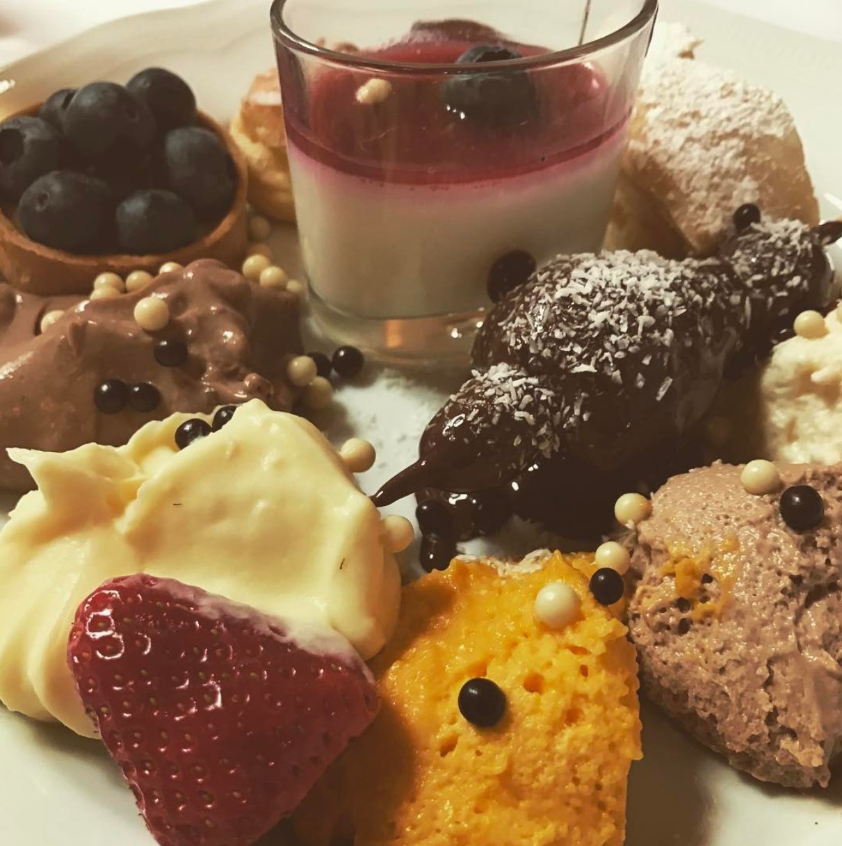 Dessertteller mit Mousse, Panna cotta und frischen Früchten