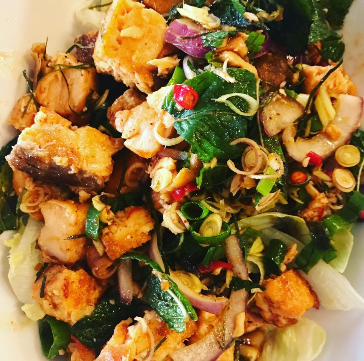 Larb Gai — Hähnchensalat mit Minze, Zitronengras und roten Zwiebeln