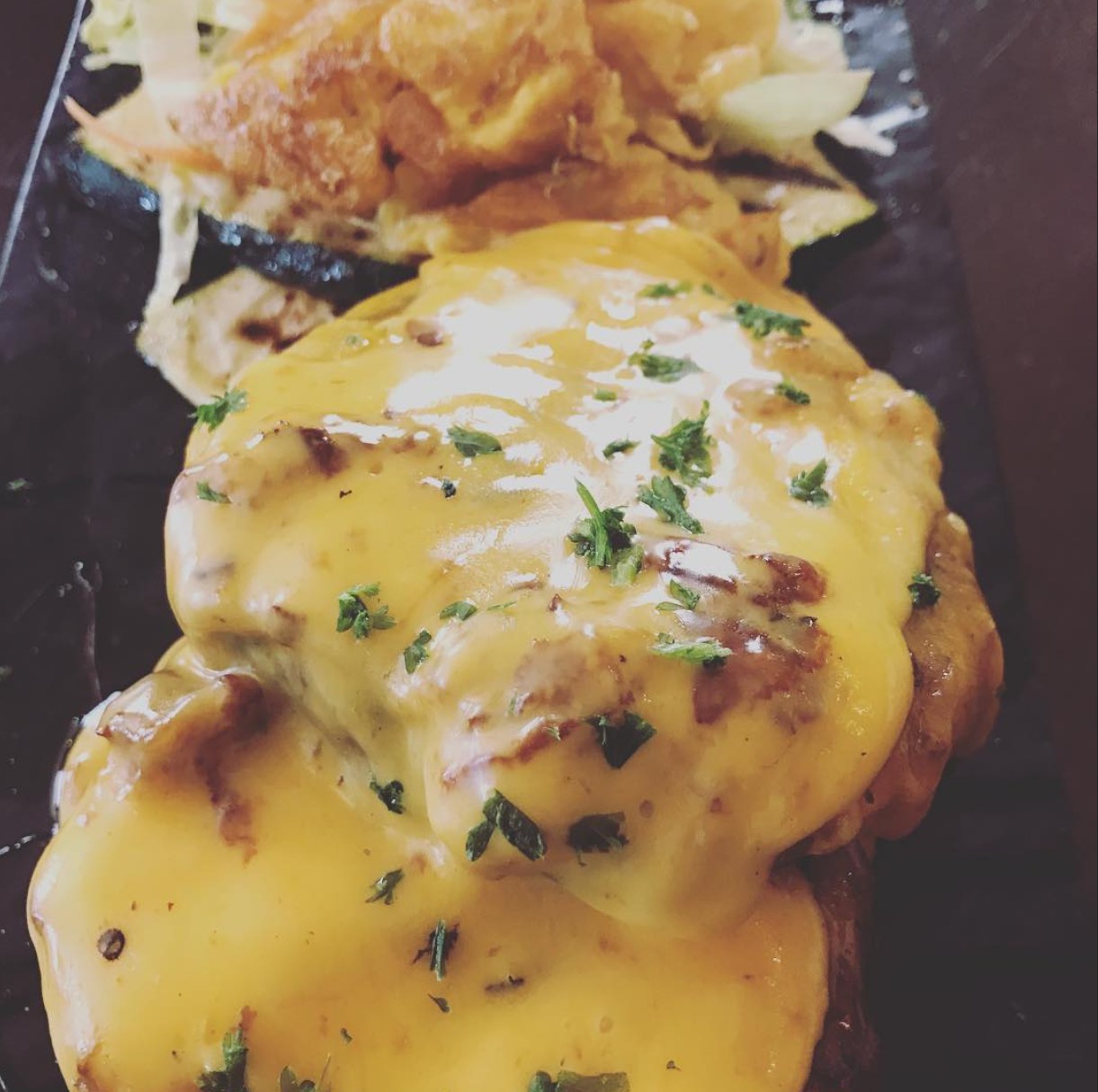 Mit Käse überbackenes Hähnchen mit Kartoffeln